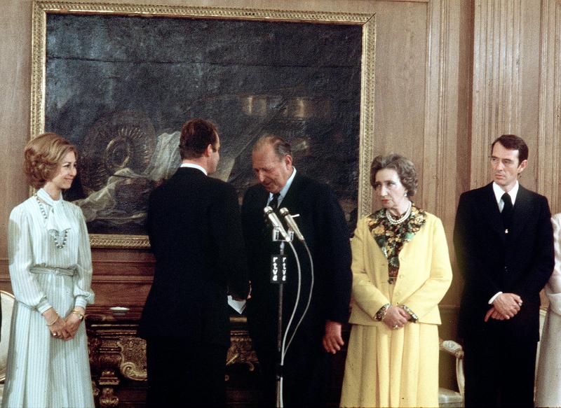 King Juan Carlos' father, the Count of Barcelona, resigns any claims to the throne, allowing his son to follow Gen. Franco as Head of State. The King's mother Princess María de las Mercedes of Bourbon-Two Sicilies in yellow. © Agencia EFE 