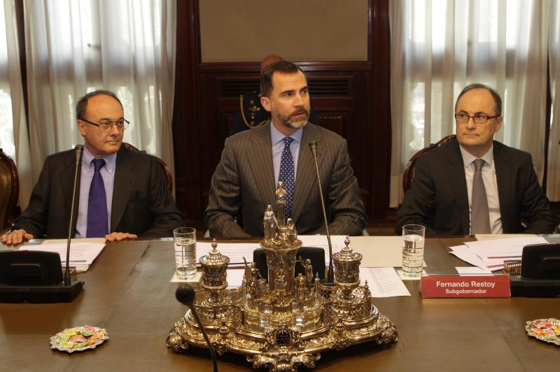 Prince Felipe leads a meeting on the economy at the Bank of Spain.