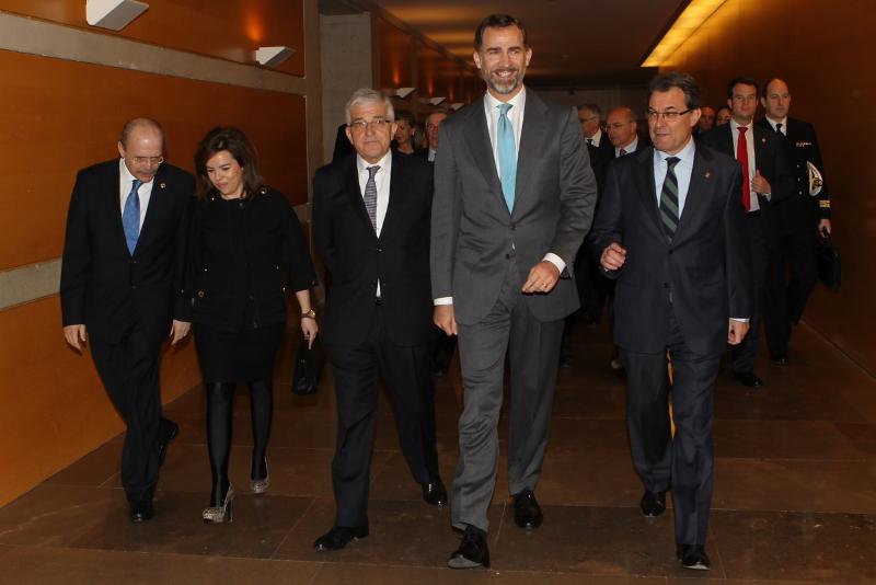 Prince Felipe with Catalan President Artur Mas to his left and Spanish Government Vice President Soraya Sáenz de Santamaría to his right.