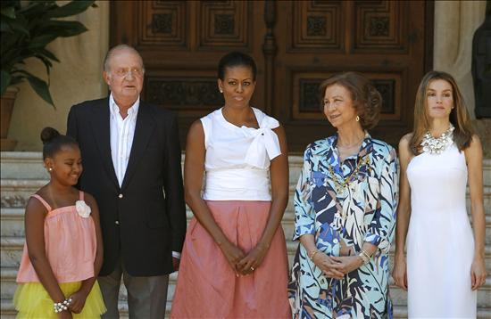 U.S. First Lady Michelle Obama meeting with King Juan Carlos and Queen Sofia at Marivent Palace. © Agencia EFE 