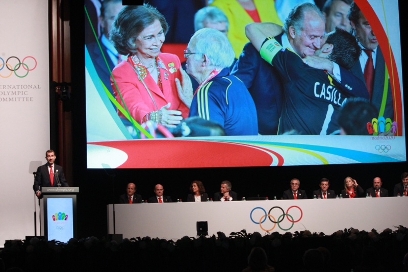 Prince Felipe during his presentation, showing a picture of his parents as sport enthusiasts.  © Casa de S.M. el Rey / Borja Fotógrafos 
