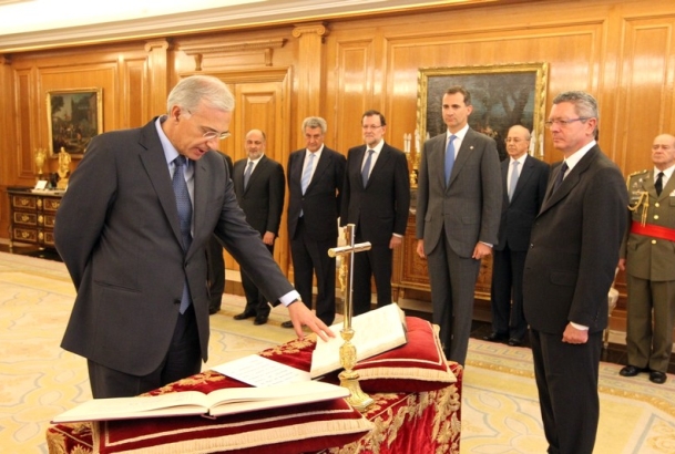 King Felipe swears-in new Constitutional Court magistrate at Zarzuela Palace.