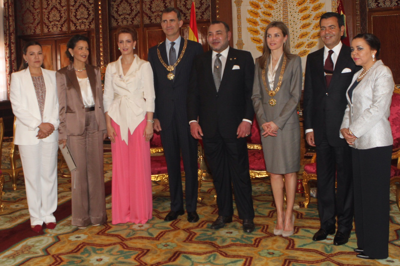 King Mohammed presents King Felipe and Queen Letizia with the Collar of Wissam Al Mohammadi. © Casa de S.M. el Rey / Borja Fortógrafos