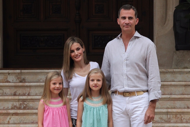 King Felipe, Queen Letizia, Princess Leonor and Infanta Sofia during a photo-op.