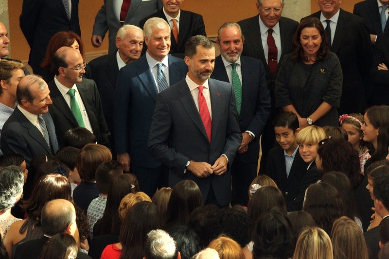 King Felipe greeting students from around Spain. © Casa de S.M. el Rey / Borja Fotógrafos