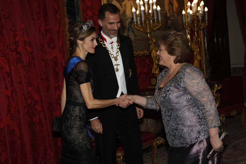 The King and Queen greet Bachelet in the Throne Room.