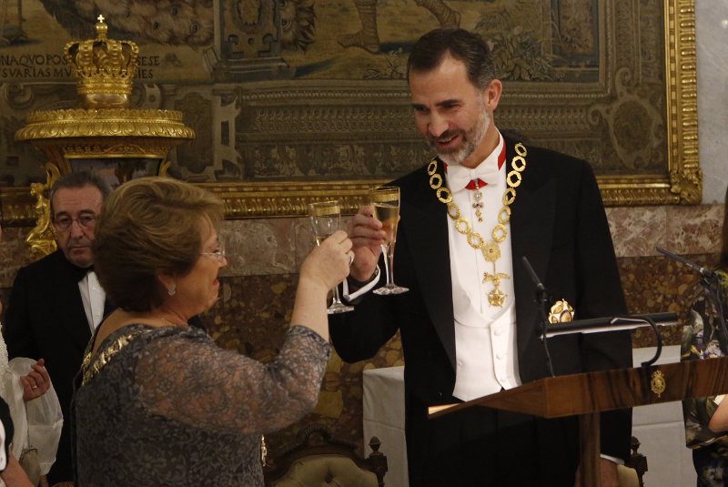 King Felipe toasts Bachelet in the formal dining room.