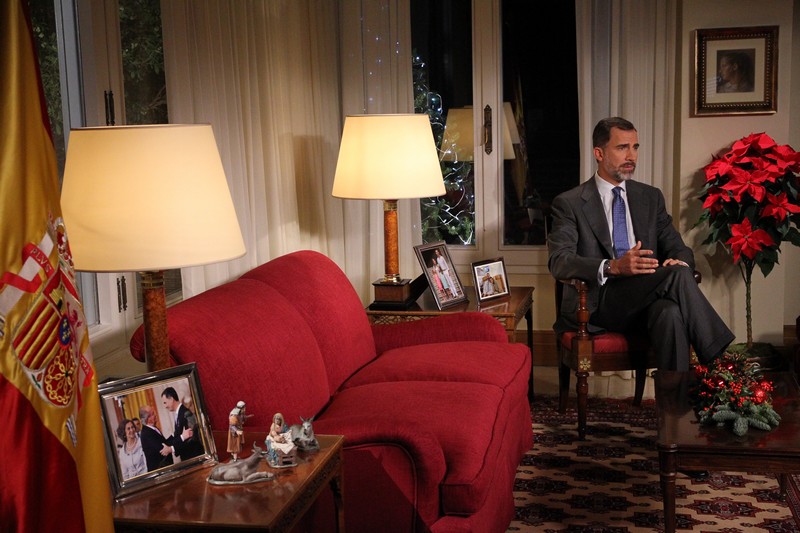 Note a picture of King Juan Carlos' abdication ceremony at the bottom left.