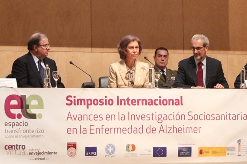 Queen Sofia heading a meeting on mental health. © Casa de S.M. el Rey