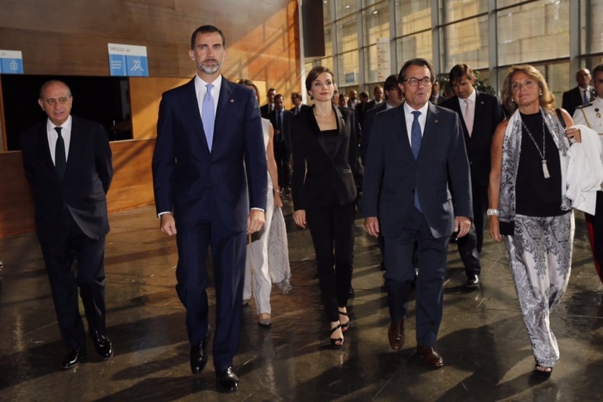 The King and Queen arriving at the Girona Congress Hall with Catalan President Artut Mas.  © Casa de S.M. el Rey