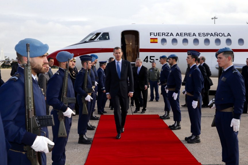 Su Majestad el Rey a su llegada al aeropuerto militar Figo Maduro