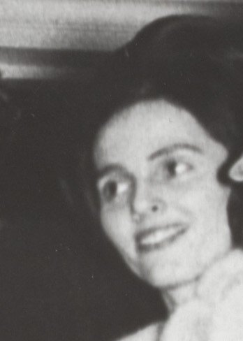 María_Teresa_of_Bourbon_Parma_(cropped)